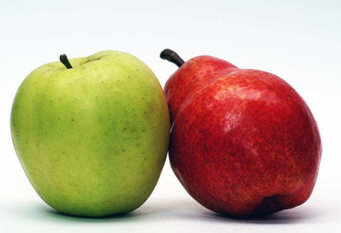 grüner Apfel neben roter Birne