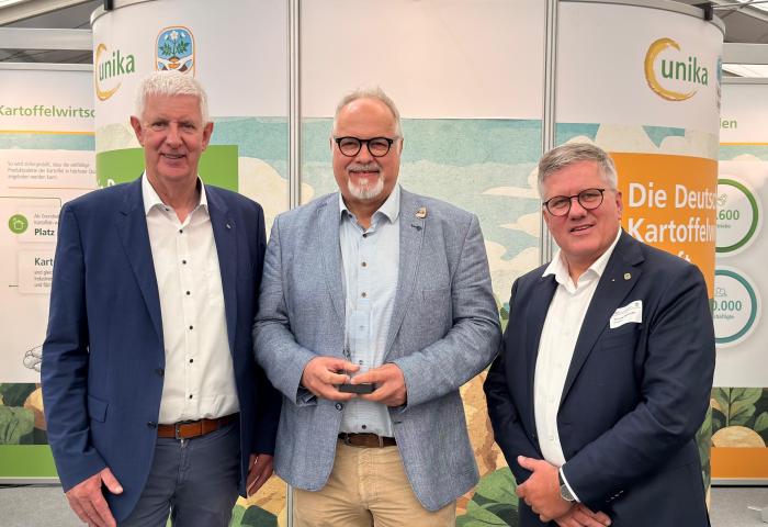 v.l. UNIKA-Vorsitzender Olaf Feuerborn, UNIKAt-Preisträger Martin Roffhack, DKHV-Präsident Thomas Herkenrath