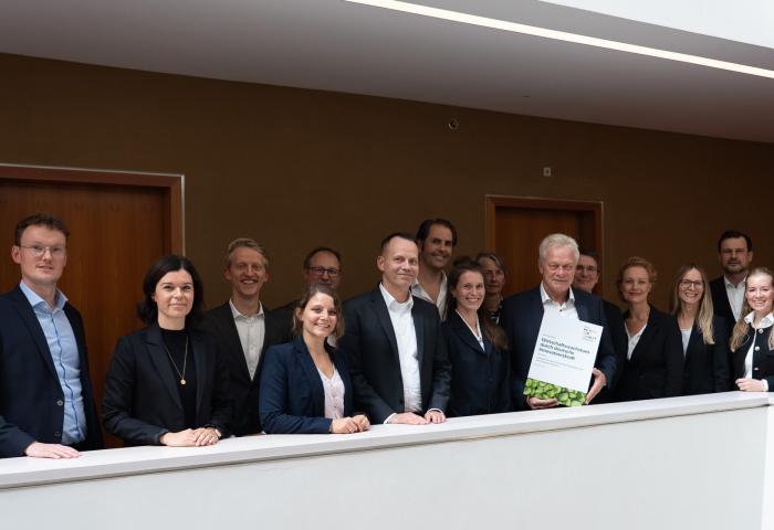 Forum Proteine der Zukunft auf den Teller“ übergibt Positionspapier an Bundesminister Alois Rainer