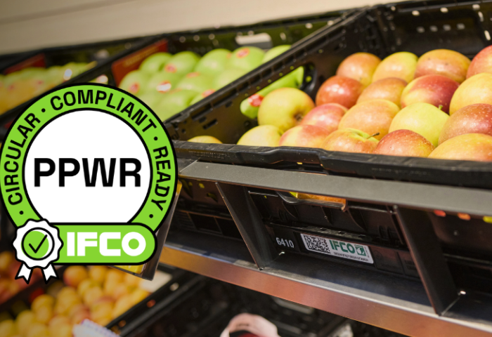 Blick auf IFCO-Mehrwegbehälter mit PPWR-Compliant-Button