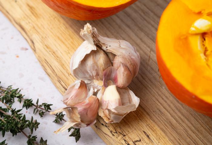 Kürbis und Knoblauch auf Brett