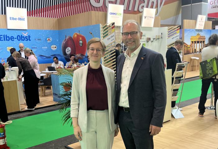 Lisa Kloke, Auskunftsperson des German Pavillon und Dr. Christian Weseloh, Geschäftsführer der BVEO