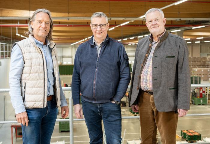 Der Aufsichtsratsvorsitzende von Pfalzmarkt eG Christian Deyerling (l.) und die beiden Pfalzmarkt-Vorstände Reinhard Oerther (Bildmitte) und Hans-Jörg Friedrich.
