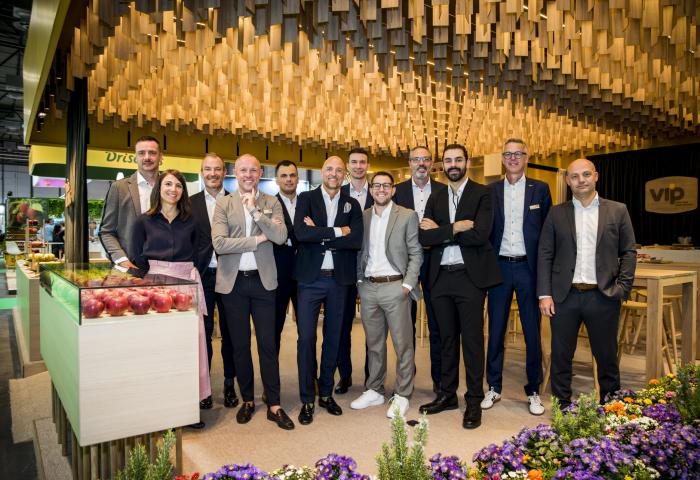 Menschen auf dem Messestand