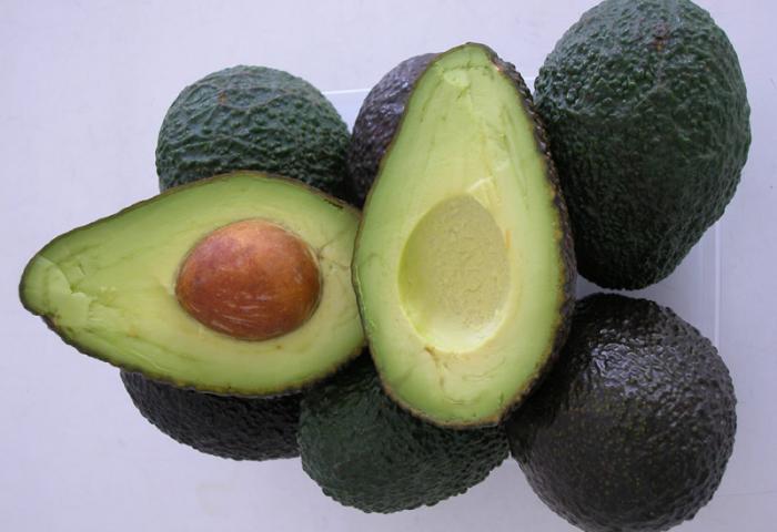 ganze und halbe Avocados