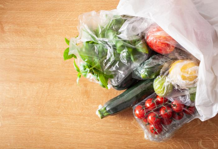 In Plastik verpacktes Obst und Gemüse