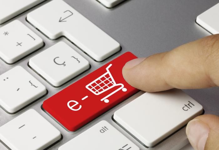 Ein Finger berührt eine rote Taste auf einer Tastatur