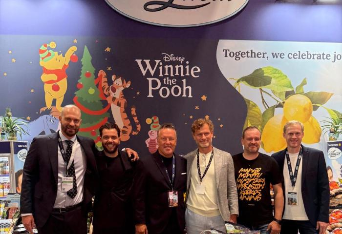 Männer stehen an Messestand in einer Reihe