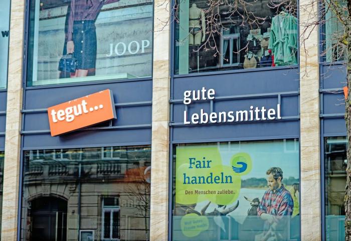 Außenansicht tegut...-Filiale