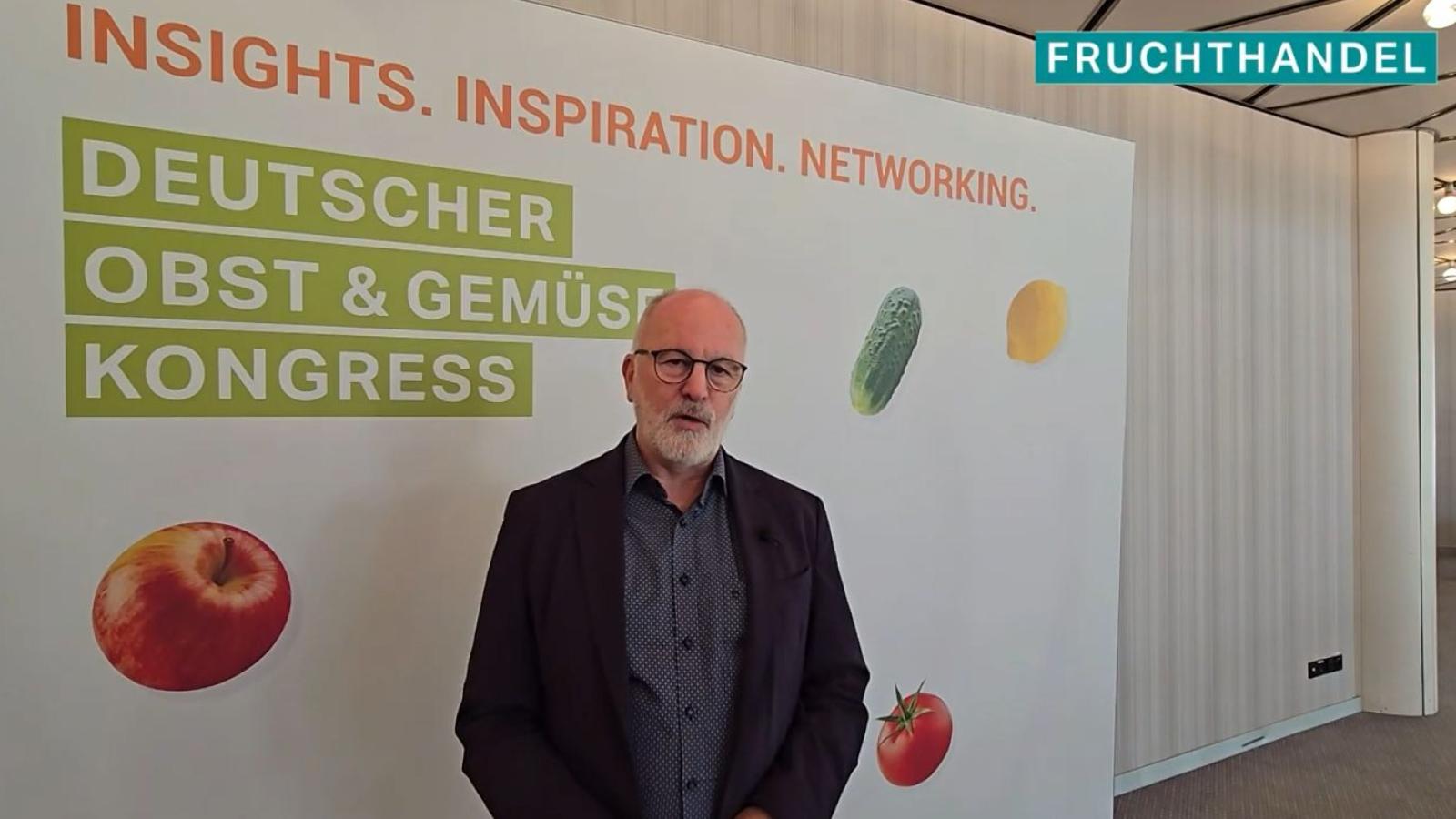 Dr. Andreas Brügger vor DOGK-Plakat