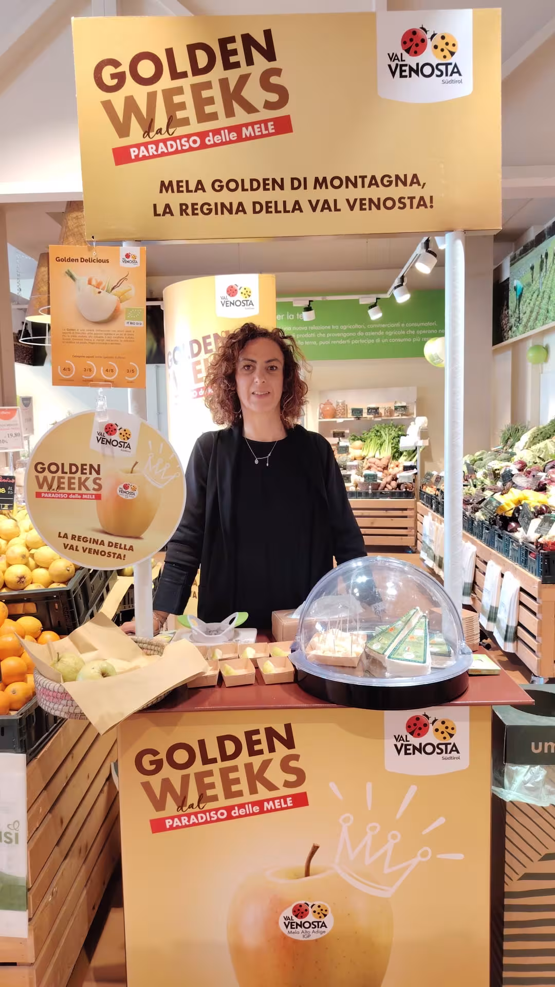 Dame hinter einem Verkostungsstand am POS