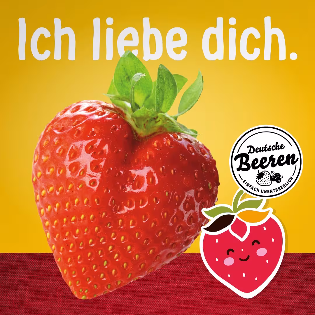 Herzförmige, rote Erdbeere mit grünen Blättern vor gelbem Hintergrund, darüber weißer Text 'Ich liebe dich.' und zwei Logos, eine comichafte Erdbeer und das Logo 'deutsche Beeren'