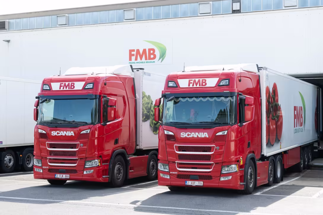 zwi rote LKWs von FMB