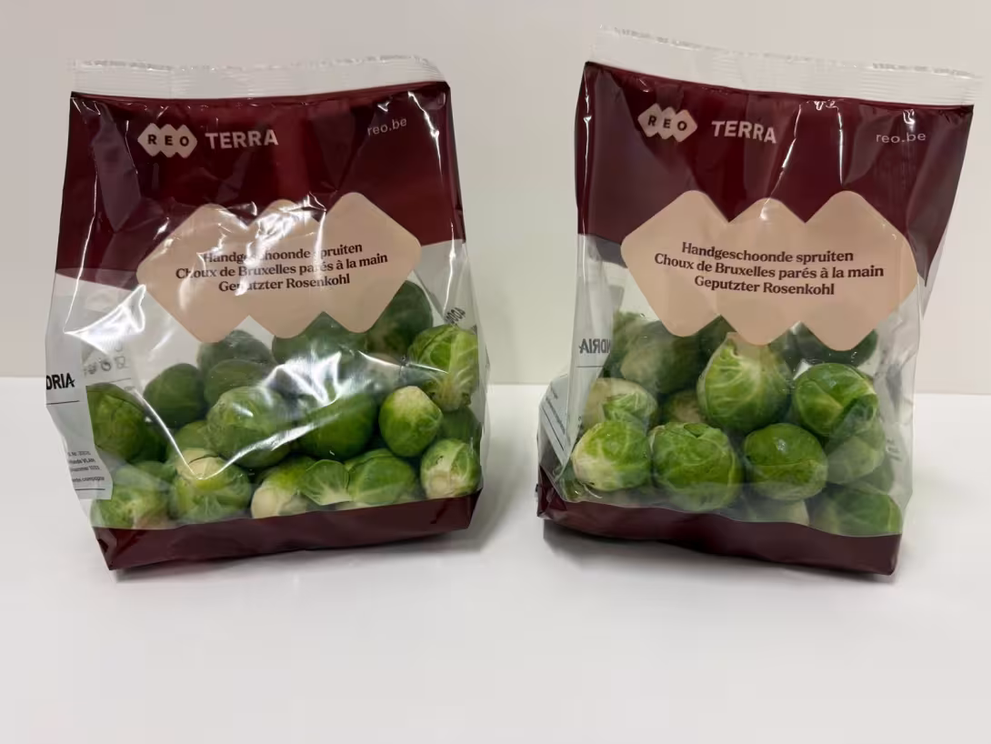 Zwei Tüten verpackter Rosenkohl