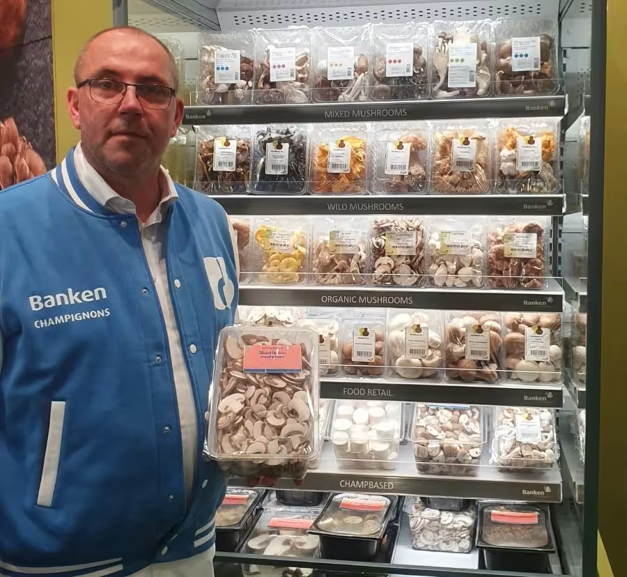 Julian Arnts, Accountmanager bei Banken Champignons auf einem Messestand